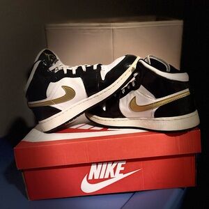 AIR JORDAN 1 MID SE GS
"BLACK GOLD PATENT LEATHER"